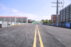 托子沖南路主幅路通車(chē)，新學(xué)校旁拉通了一條便民路